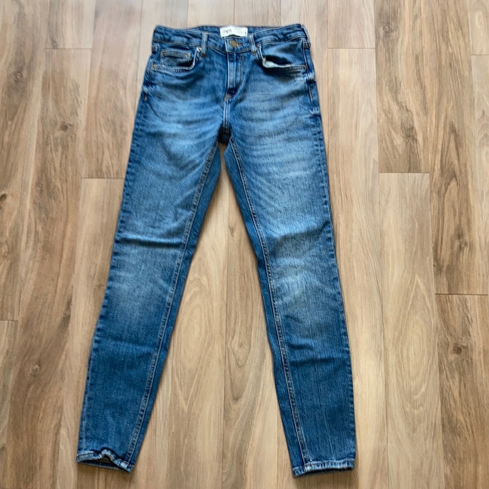 Zara jean with some distressing and stretch size 4 - Picture 1 of 14